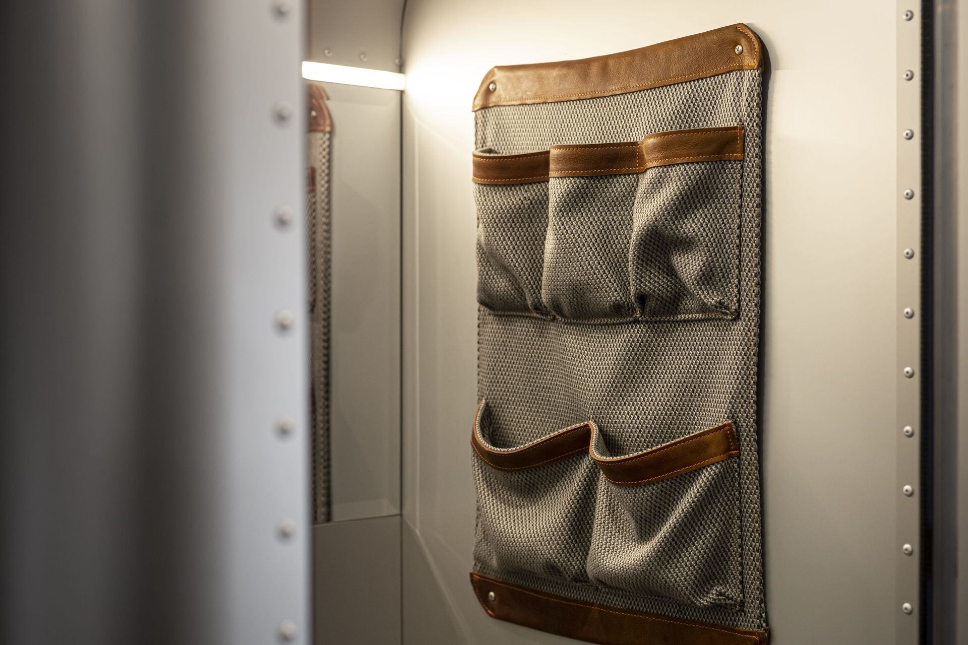 poches sur la porte pour plus d'espace